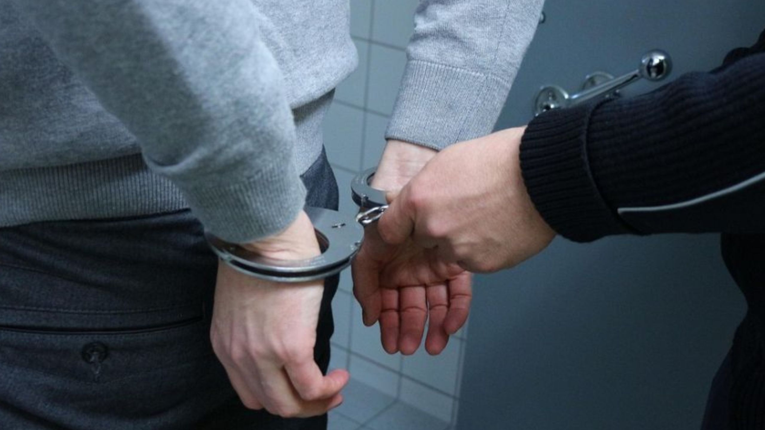 Saranakäsiraudat vai ketjukäsiraudat?