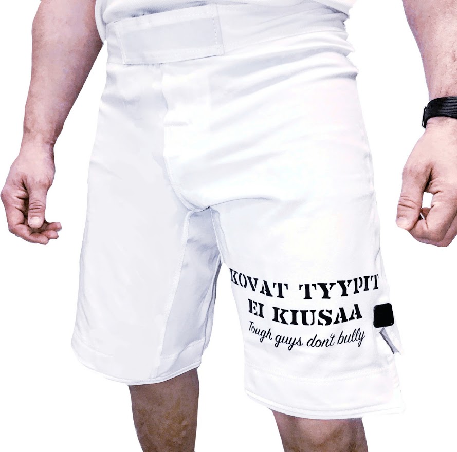 Kovat Tyypit Ei Kiusaa -shortsit