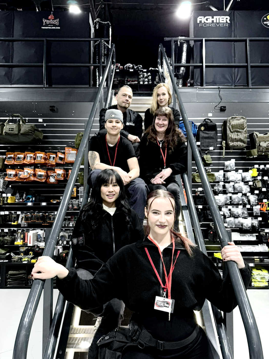 Total Shopin Lahden myymälän henkilökunta: Niina, Nattacha, Nita, Heli, Mika ja myyntipäällikkö Tania