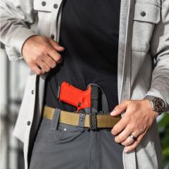 TitanX housunkauluksen sisäpuolisessa vyökotelossa — sama kotelo kuin vastaavalle Glock-mallille.